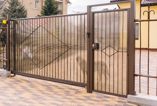 Купить ворота из профлиста с элементами ковки, с металлическими столбами в рамке или под дерево в Березниках от 155040 руб